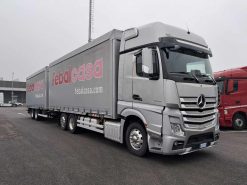 Autocarro Mercedes Actros 25.53-6x2 cv 530 con allestimento cassa scarrabile centinata e biga Omar