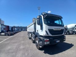 Autocarro Iveco Trakker 500-8x4 cv 500 euro 6 con vasca ribaltabile posteriore Andreoli